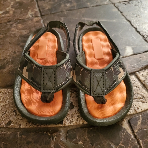 Little boy size 4-5 camouflage sandals NWOT - Picture 2 of 5